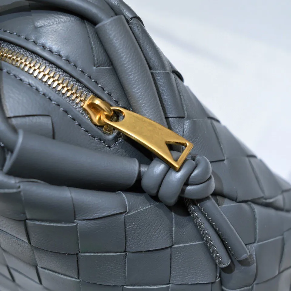 Batch 1260 B's new large Loop camera bag is here🔥Classic woven logo✅ The bag body is made of selected original sheepskin. The texture is soft and waxy. The simple square body is classic and versatile. The interior design is very practical. It has a lot of space and has an adjustable iconic leather drawstring. It can be said to be both elegant and practical. The design is very simple and elegant, with a kind of literary retro style. Size 22x15x8, model: 6684#